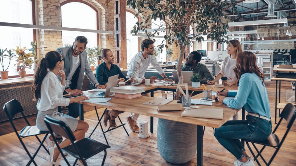 Il vecchio ufficio non esiste più. Il remote working non è sostenibile. Ecco la terza via.